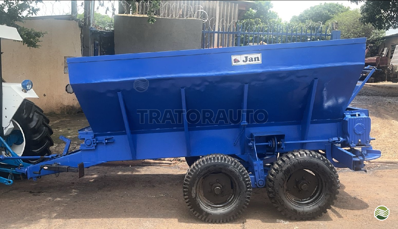 IMPLEMENTOS AGRICOLAS DISTRIBUIDOR FERTILIZANTES DISCO DUPLO Tratorauto Tratores - Landini UBERLANDIA MINAS GERAIS MG